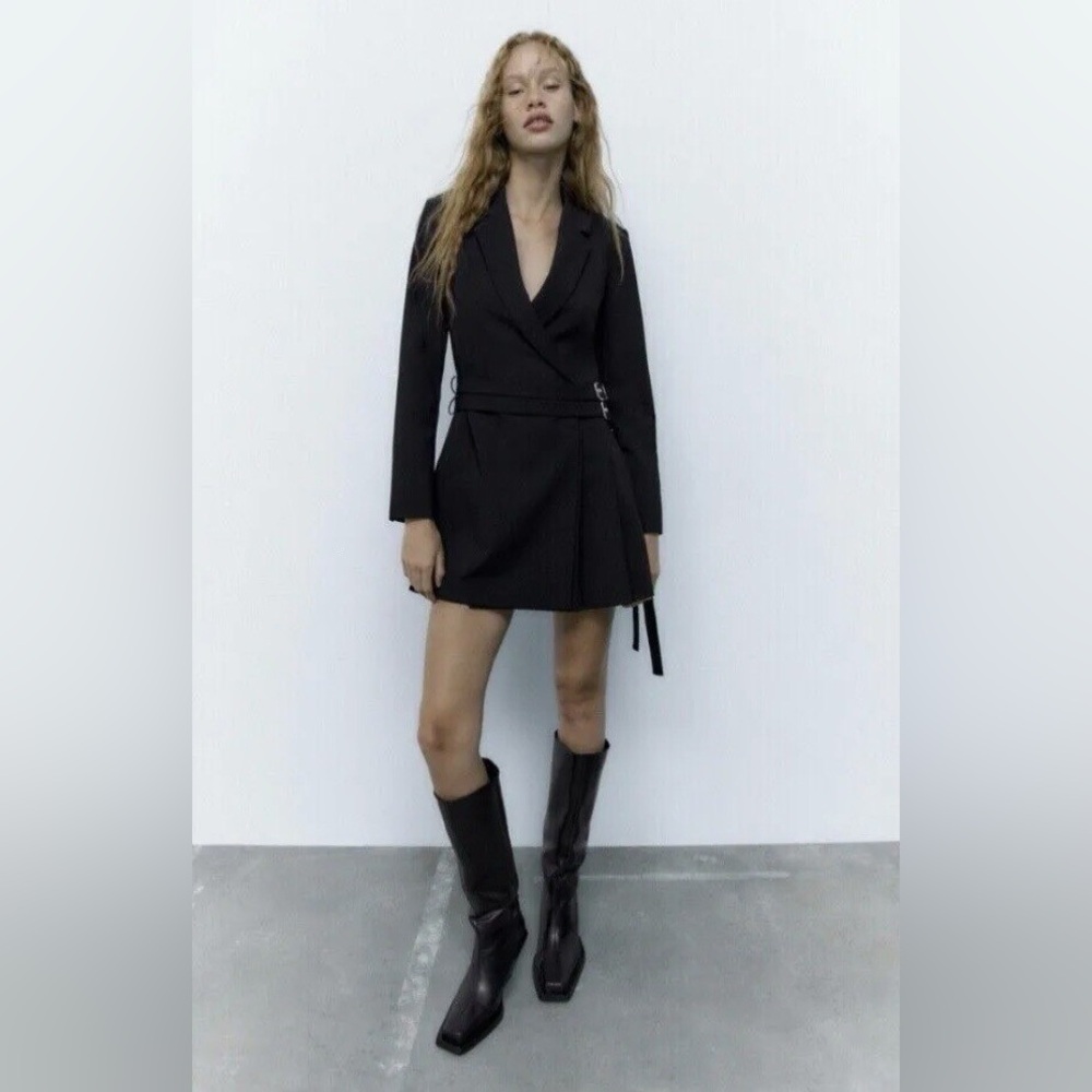 ZARA BLACK PLEAT DRESS
RUNWAY STYLE METAL BUCKLE BLAZER
JACKET $179 Original